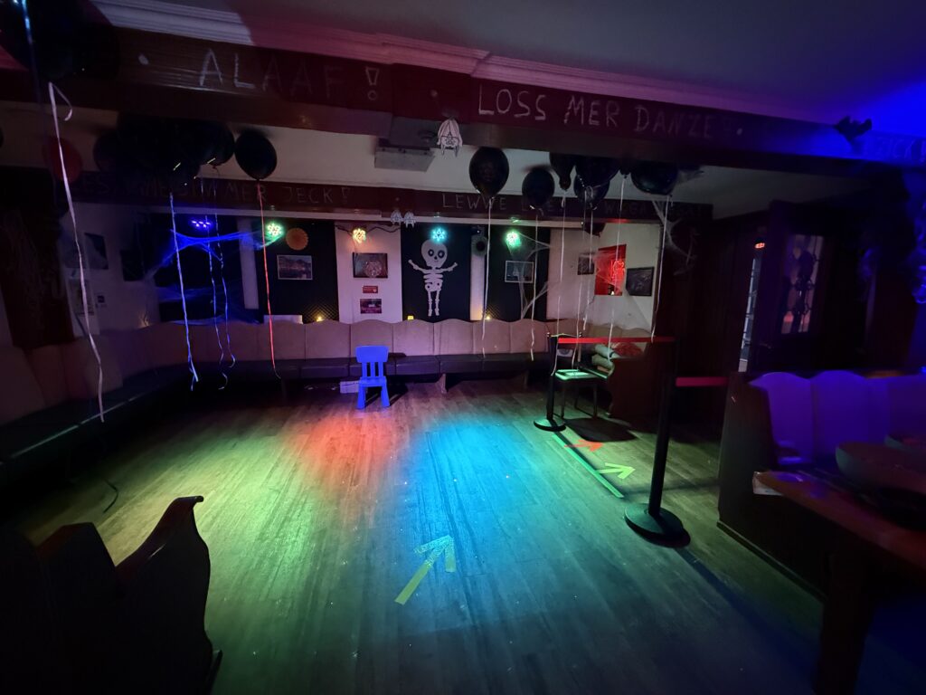 Lichtstimmung und Tanzfläche im PitStop Club