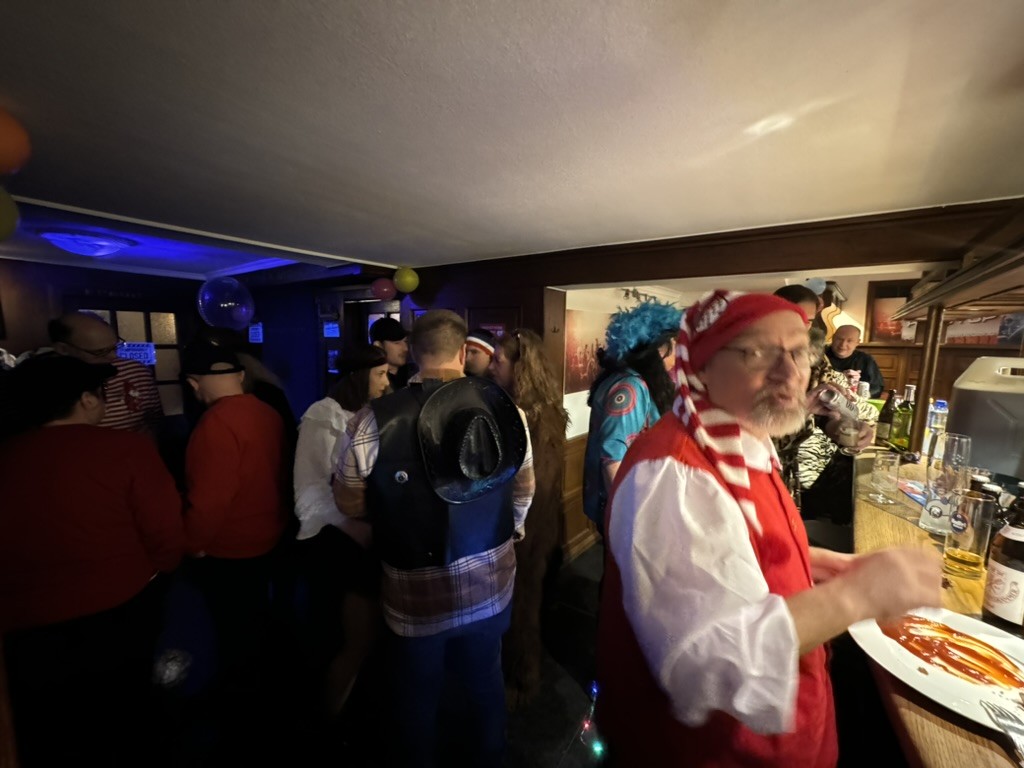 Karnevalsgäste feiern im PitStop Club an der Bar