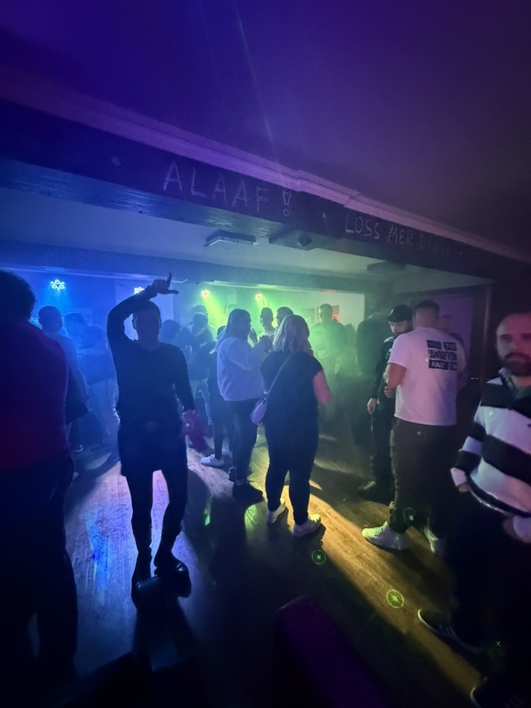 Tanzfläche und Gäste bei einer Partynacht im PitStop Club